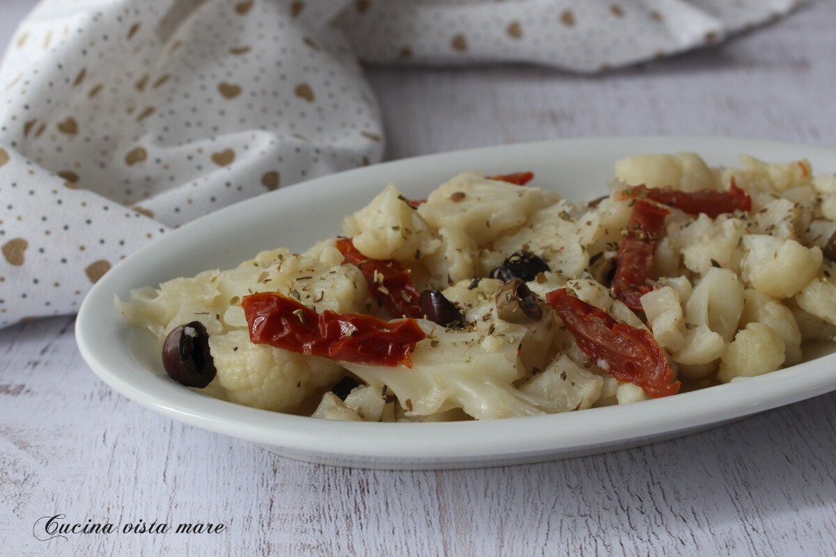 Blumenkohl mit getrockneten Tomaten und Oliven
