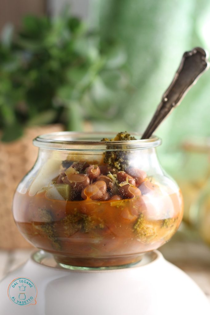 Bohnen-Brokkoli-Suppe im Glas gegart