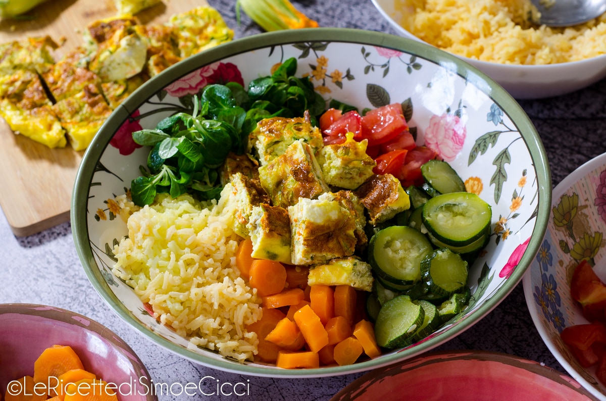 Buddha-Bowl mit Omelett und Gemüse