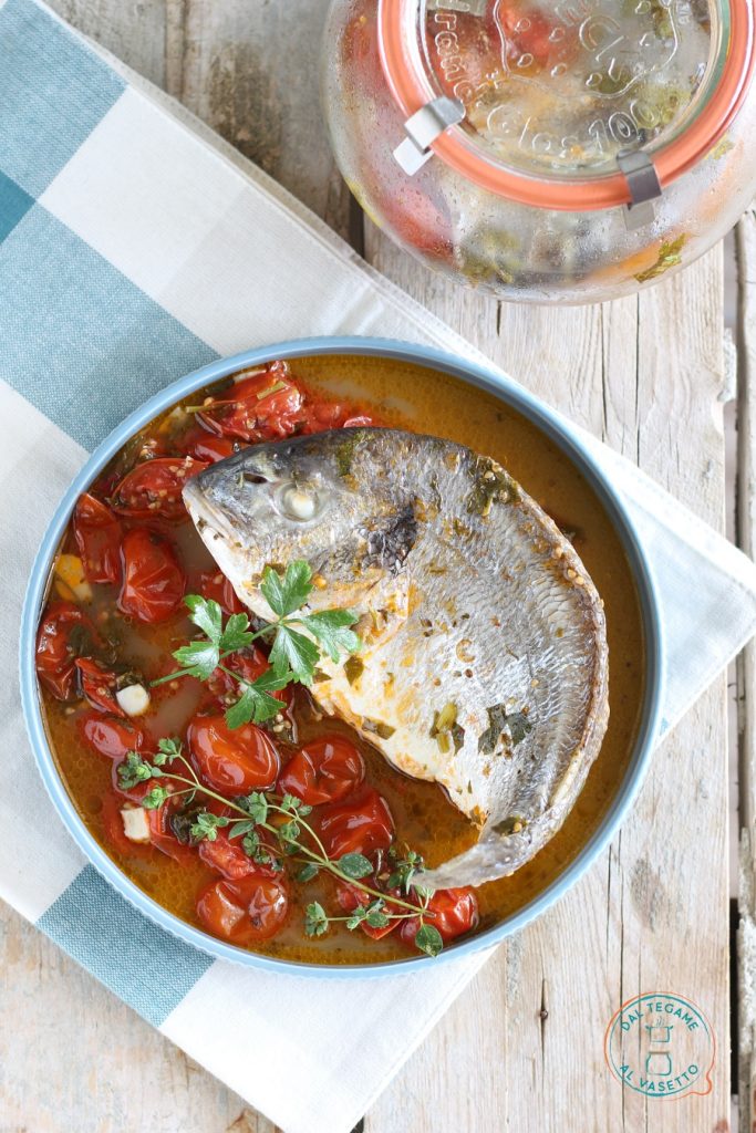 Ganze Dorade mit Kirschtomaten, Knoblauch und Aromen im Einmachglas in der Mikrowelle gekocht