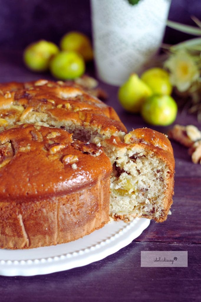 Stück weicher Kuchen mit Feigen und Walnüssen für Sommerdessert