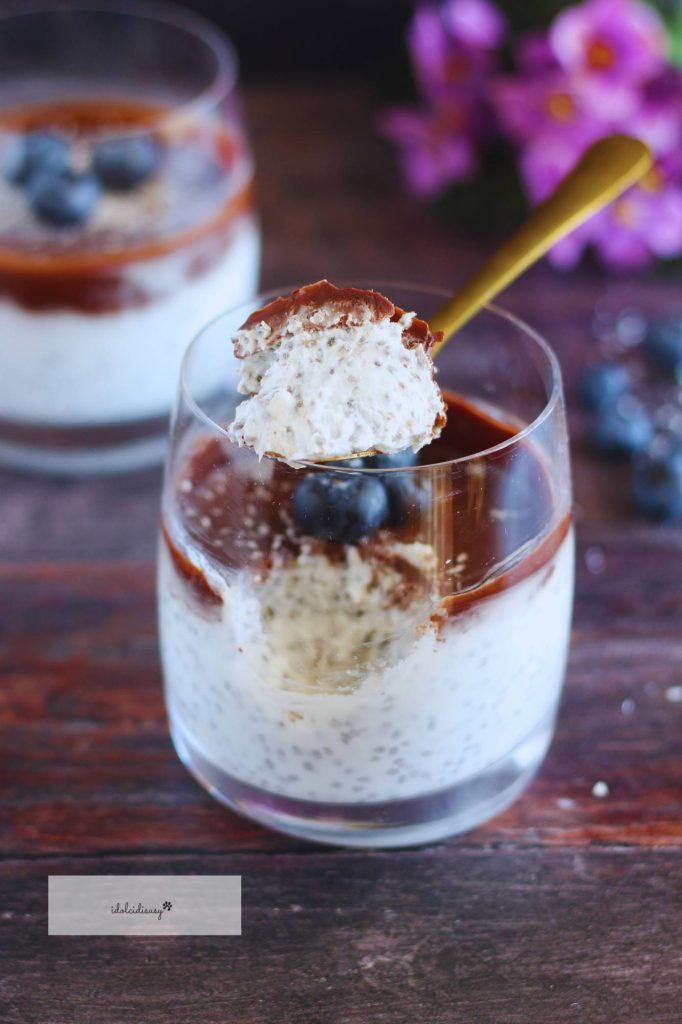 Cremiger Chia-Pudding mit griechischem Joghurt, Heidelbeeren und Zartbitterschokolade