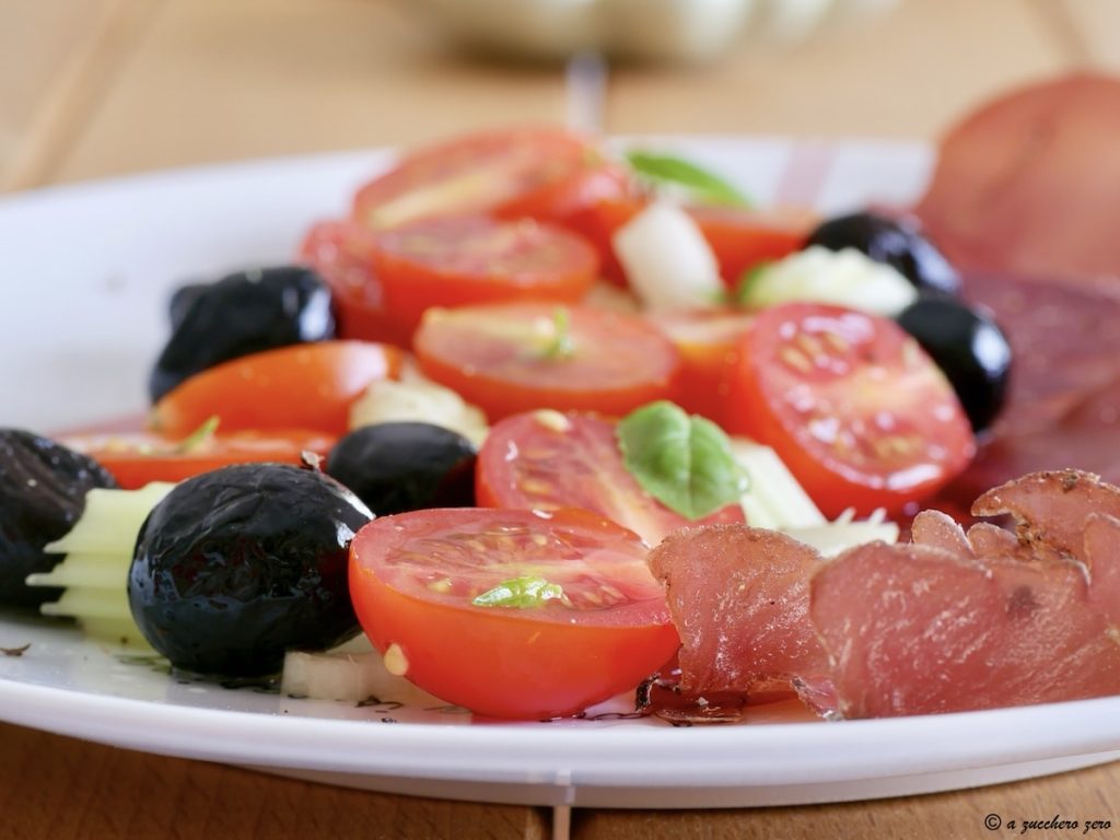 Bresaola und Cherrytomaten mit Sellerie und Oliven
