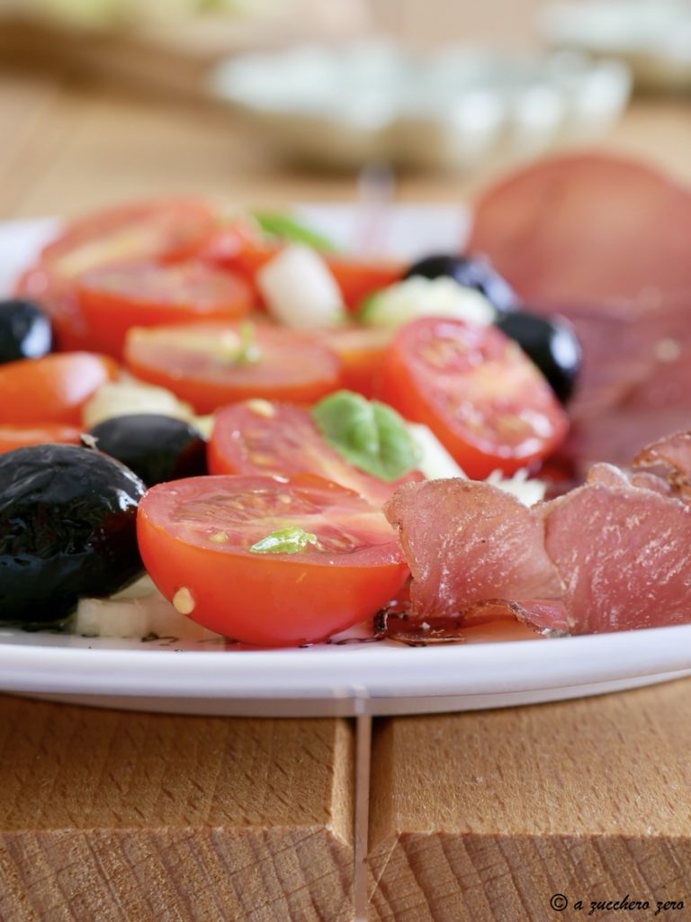 Bresaola und Cherrytomaten mit Sellerie und Oliven