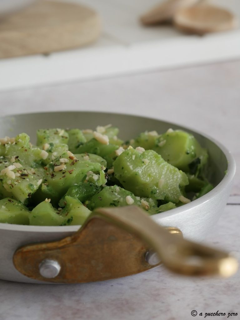 Brokkolistängel-Salat