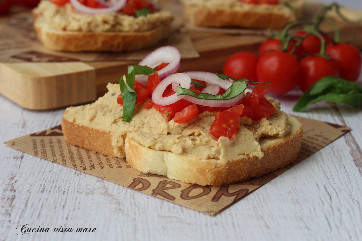 Bruschetta mit Kichererbsencreme und Kirschtomaten