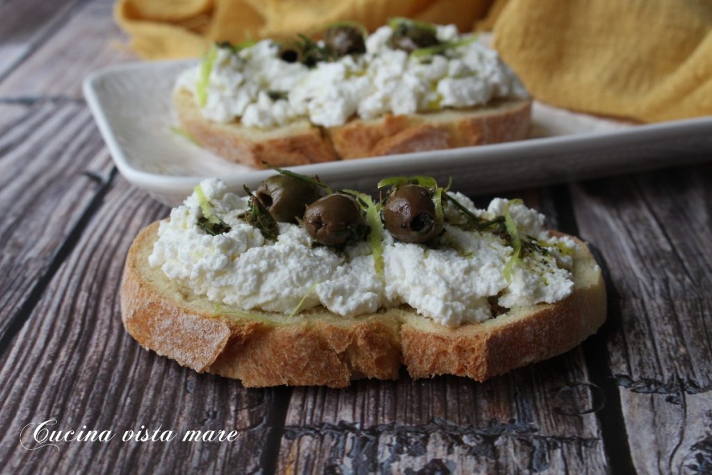 Bruschetta mit Ricotta und marinierten Oliven Küche mit Meerblick