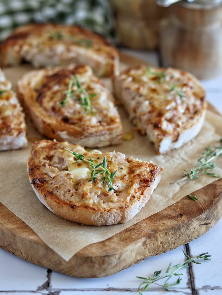 Bruschetta mit Wurst und Stracchino