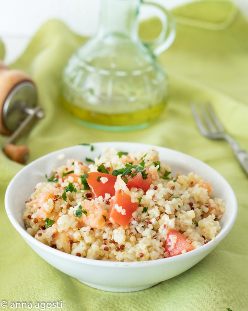 Bulgur und Quinoa mit geräuchertem Lachs Salat