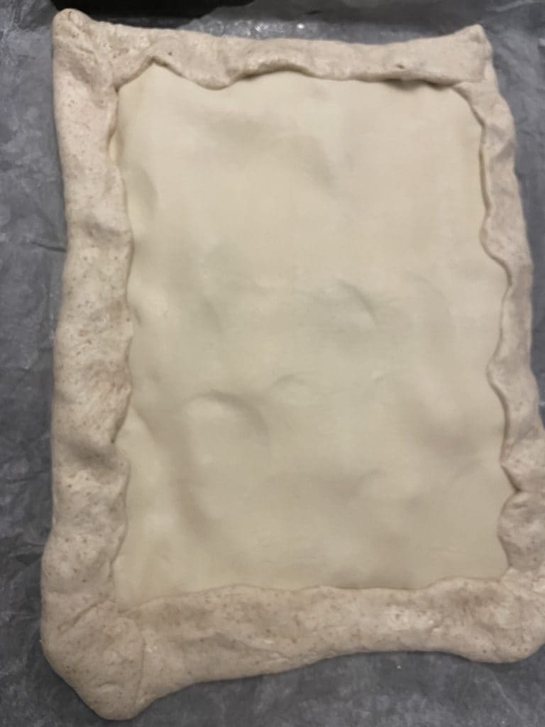 Abdeckung mit Blätterteig