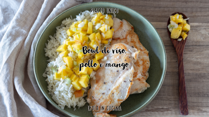 Schüssel mit Reis, Huhn und Mango