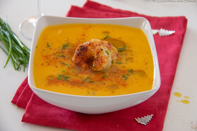 CREMIGE UND WÜRZIGE KÜRBIS- UND GARNELENCREMESUPPE