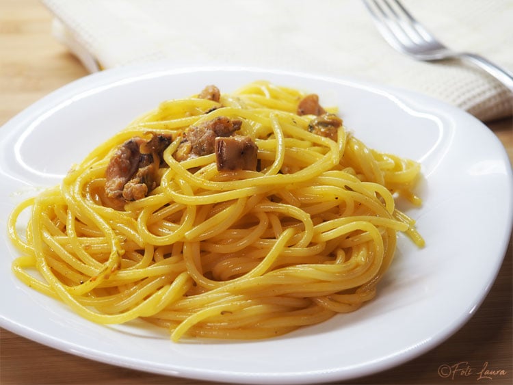 Carbonara mit Meeresfrüchten auf einem weißen Teller