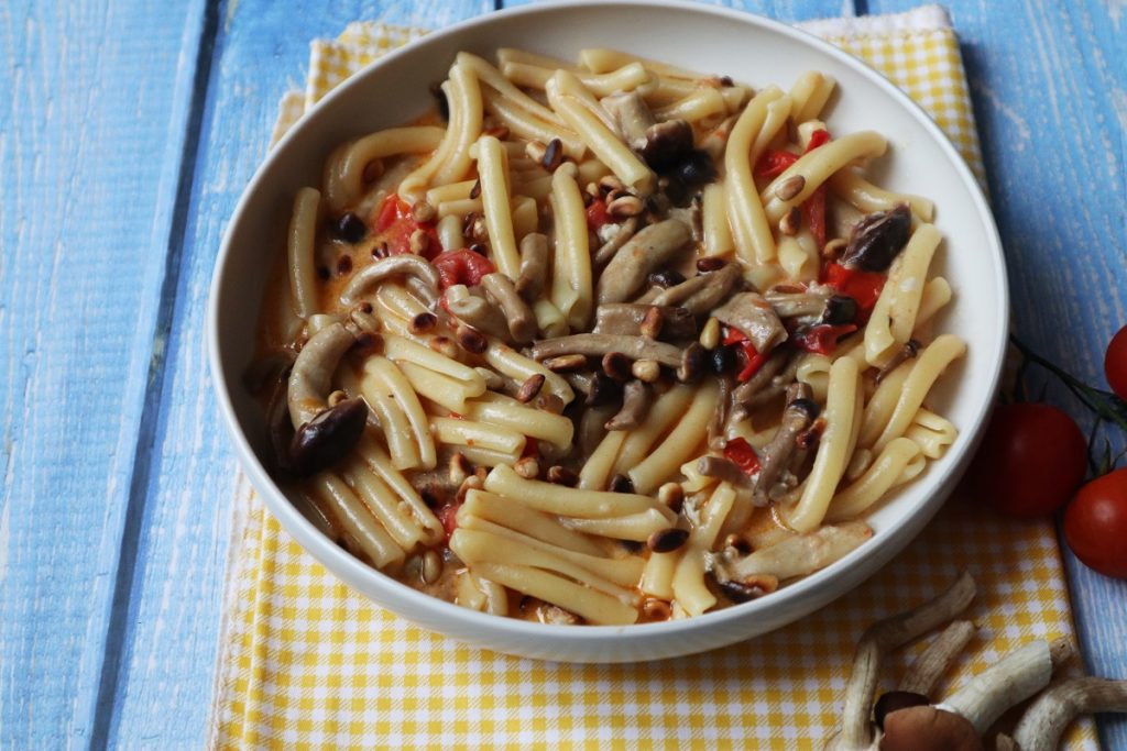 casarecce mit Pilzen, Gorgonzola und Pinienkernen