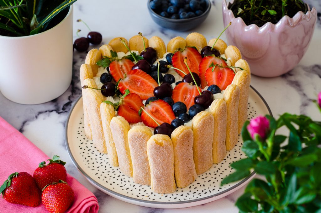 Charlotte mit Erdbeeren und Blaubeeren