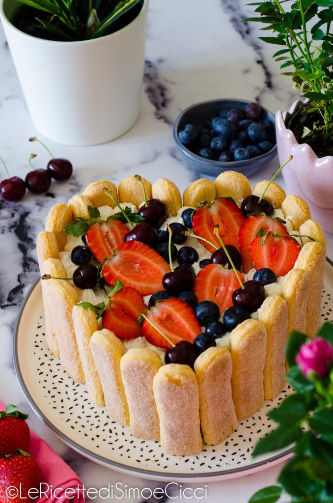 Charlotte mit Erdbeeren und Blaubeeren