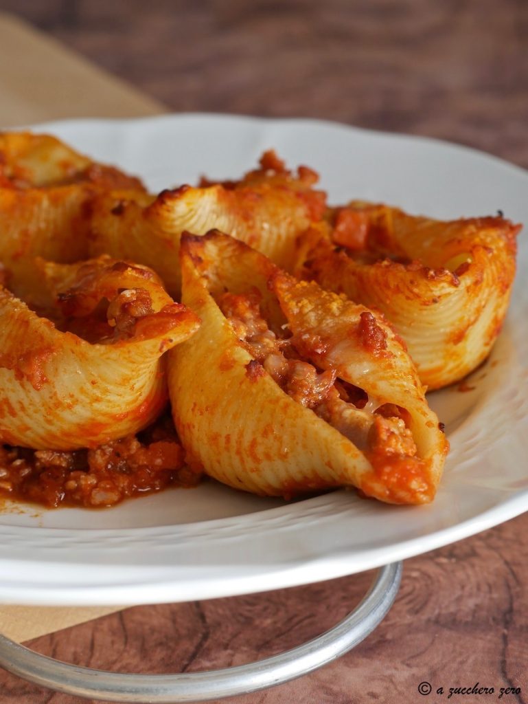 Gefüllte Conchiglioni mit Fleisch aus dem Ofen