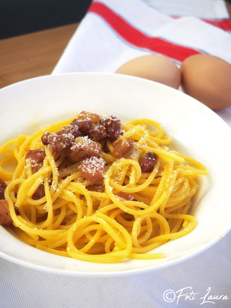 Teller mit Carbonara und Eiern