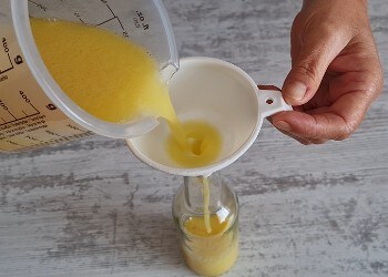 Abfüllen des Bananenlikörs (Bananino)