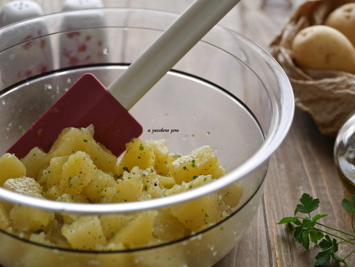 Cremiger Kartoffelsalat mit gekochten Kartoffeln