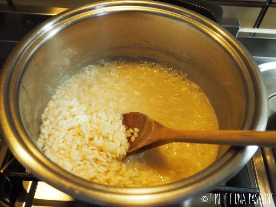 Topf mit dem Reis, der mit der Brühe kocht