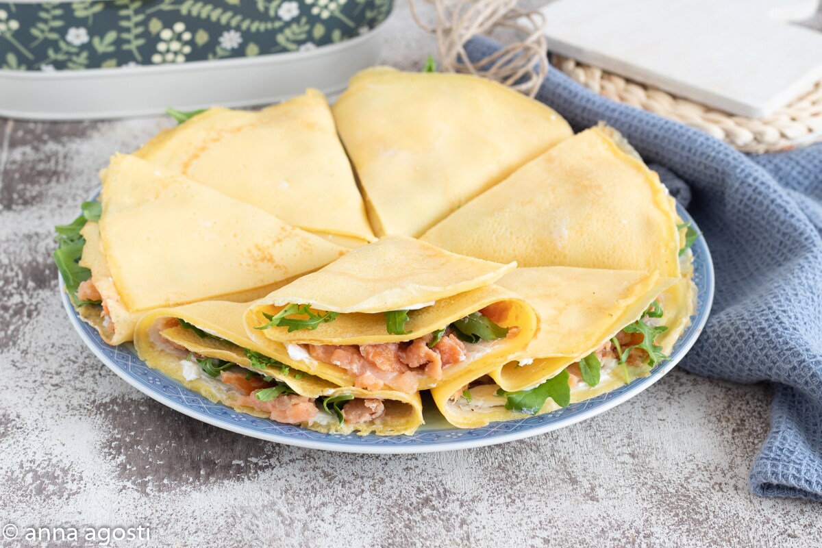 Crepes-Dreiecke mit Lachs und Rucola