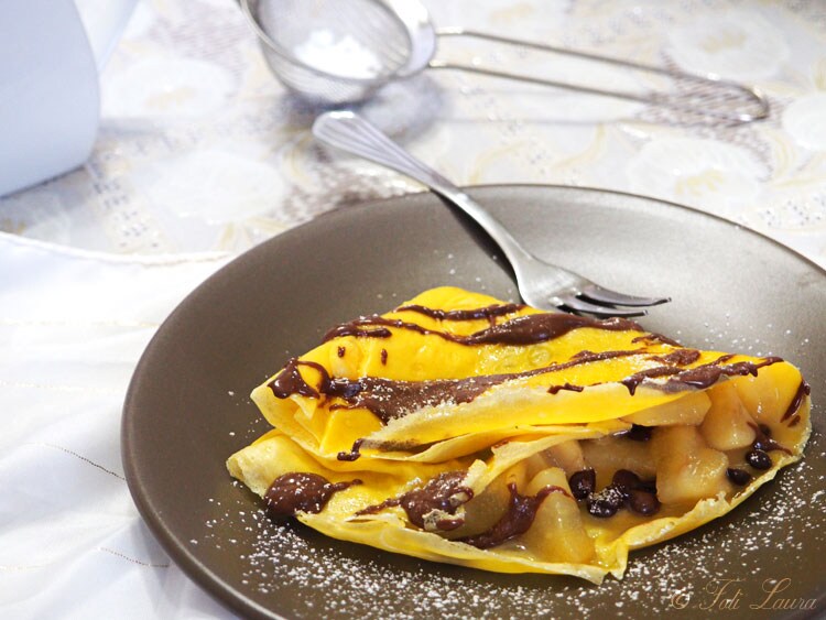 Crepes mit karamellisierten Birnen und Schokolade: ein elegantes und köstliches Dessert