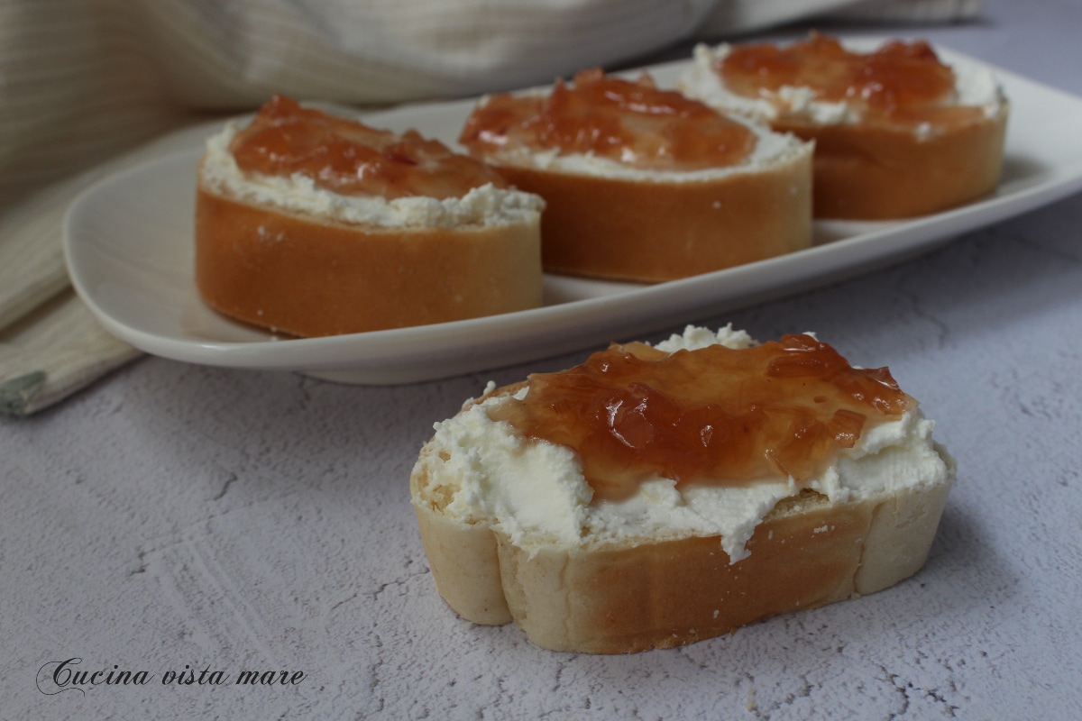 Crostini mit Käse und Zwiebelkompott