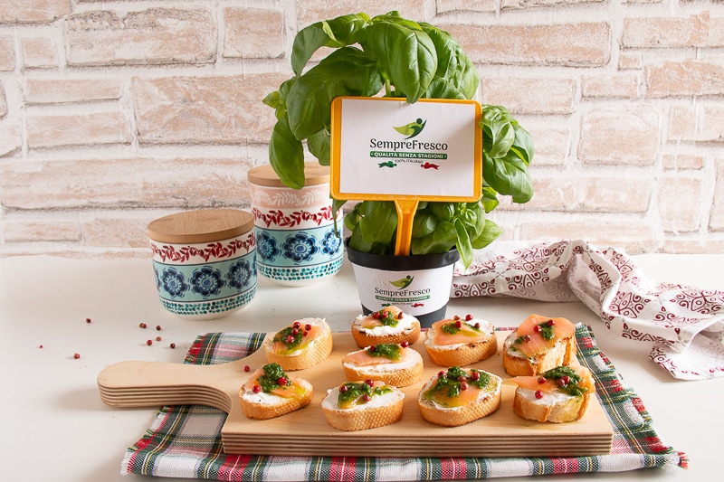 Crostini mit Lachs und Basilikumsoße