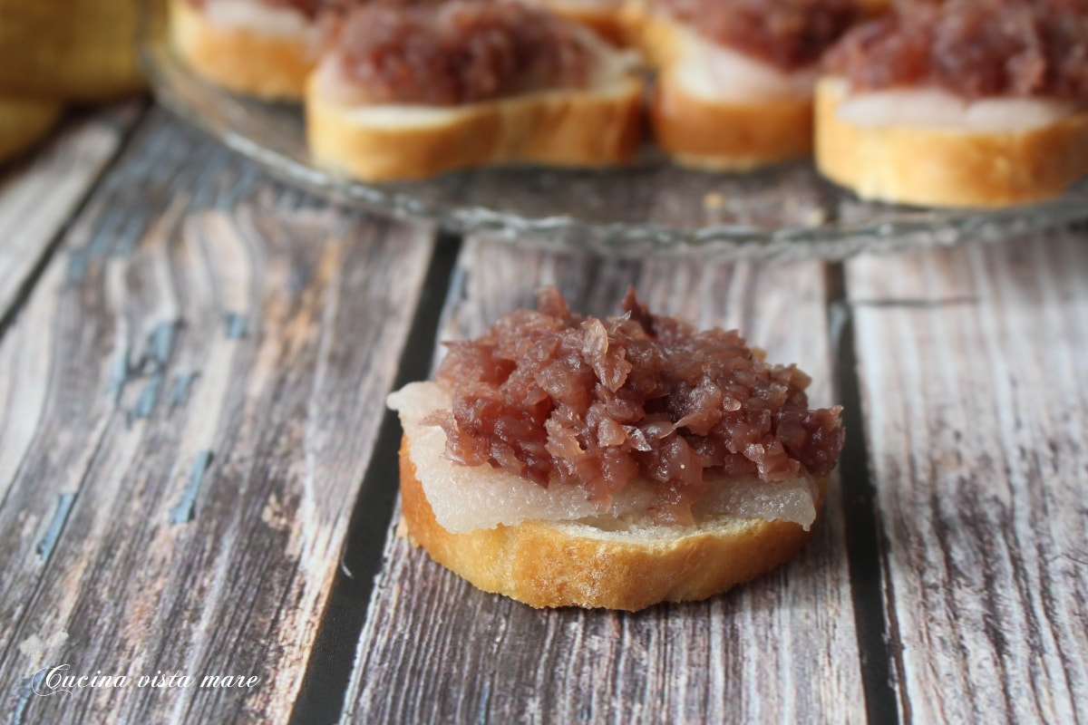 Crostini mit Lardo d’Arnad und Zwiebel