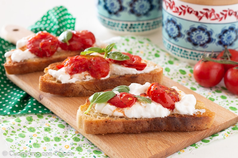 Crostini mit Tomaten und Stracciatella