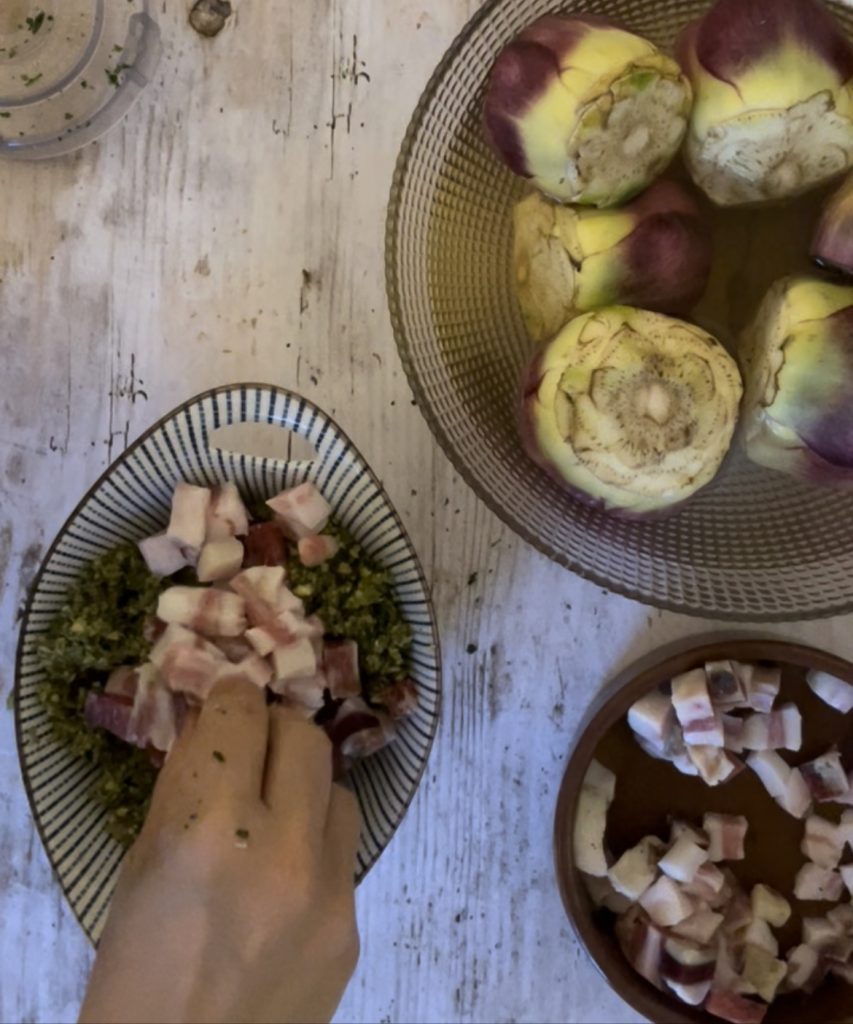 Mischen von Guanciale und Füllung für die aufrecht stehenden Artischocken