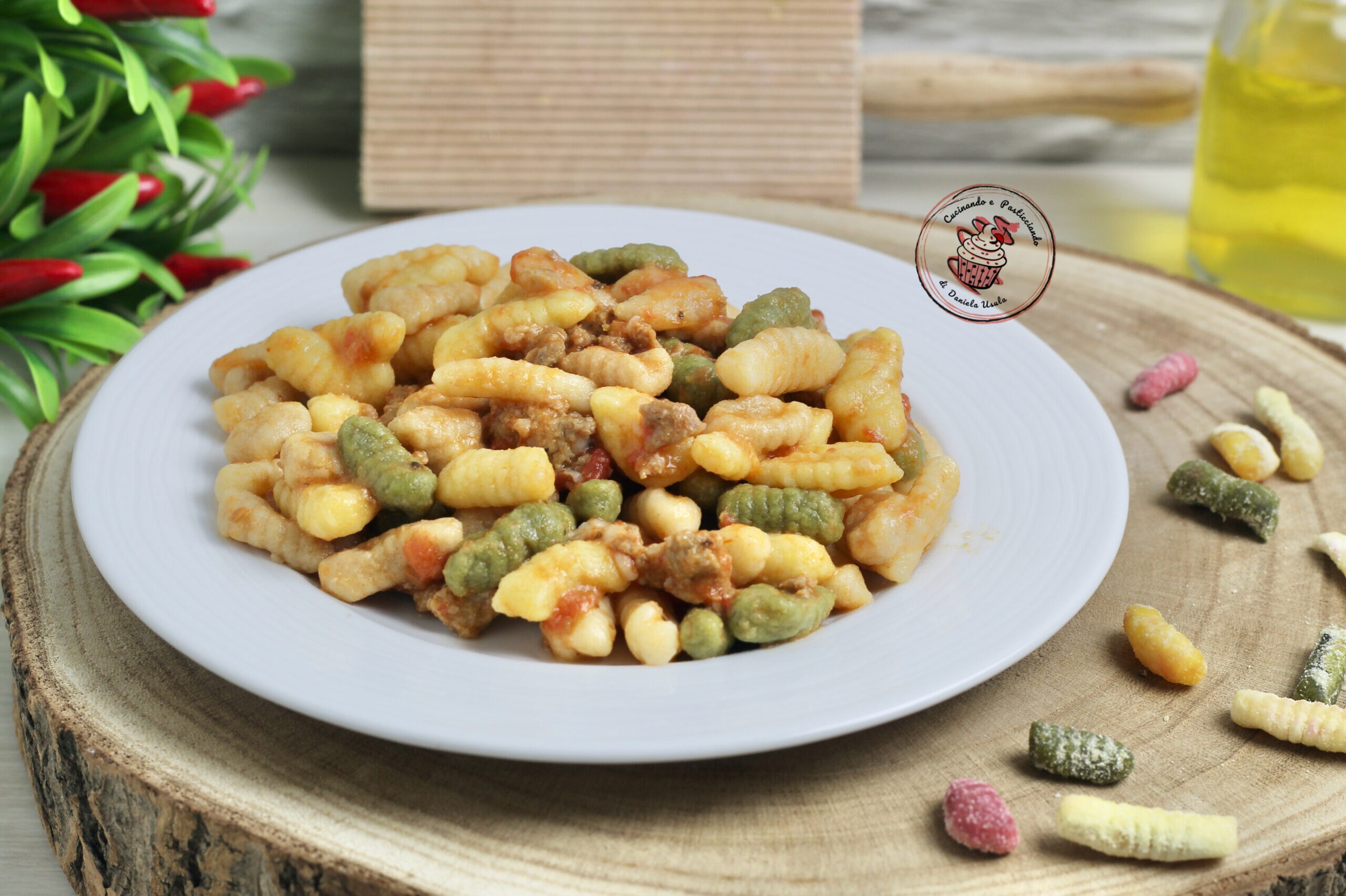 Hausgemachte dreifarbige frische Eiernudeln Gnocchetti