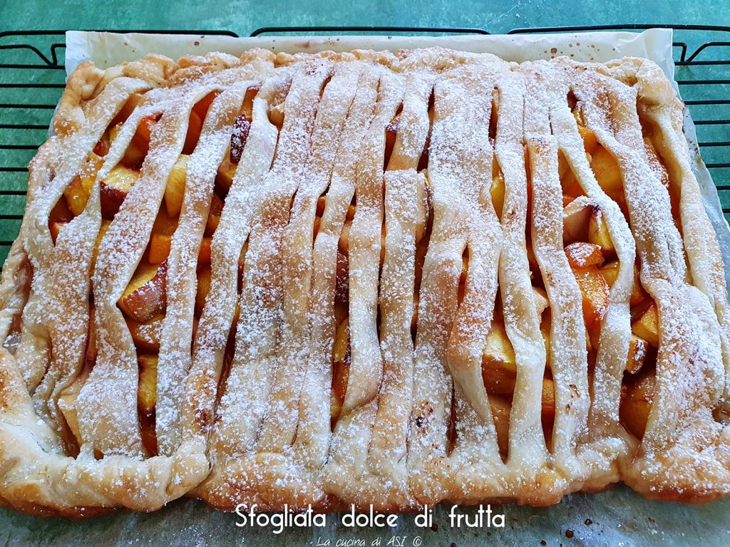 SÜSSES BLÄTTERTEIG-GEBÄCK MIT FRÜCHTEN