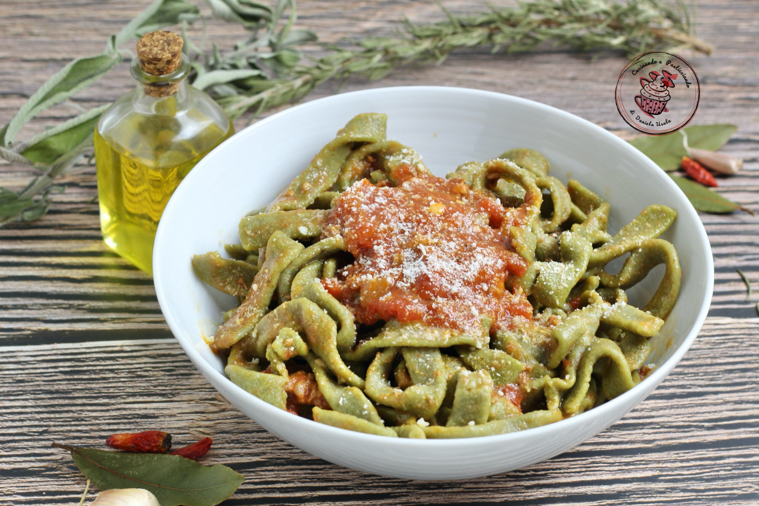 Frische grüne Eierpappardelle mit Wurstsauce