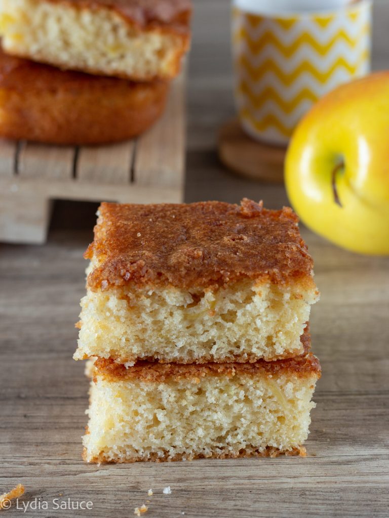 Apfel-Torte mit sieben Bechern