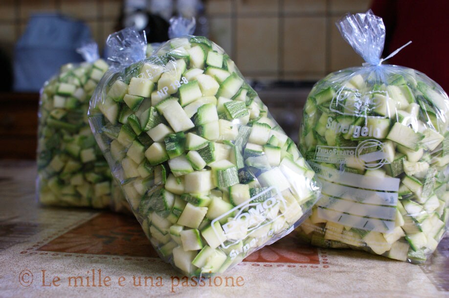 In Plastikbeuteln eingefrorene Zucchini für eine langfristige Lagerung