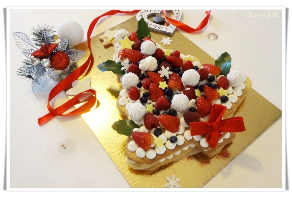 Mürbeteig-Tanne mit Creme und Waldbeeren