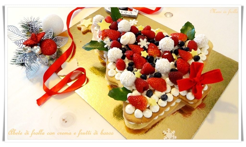 Mürbeteig-Tanne mit Creme und Waldbeeren