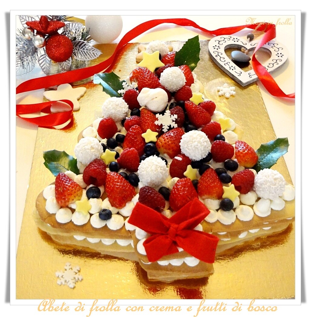 Mürbeteig-Tanne mit Creme und Waldbeeren