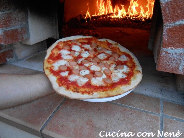 Im Holzofen gebackene Pizza