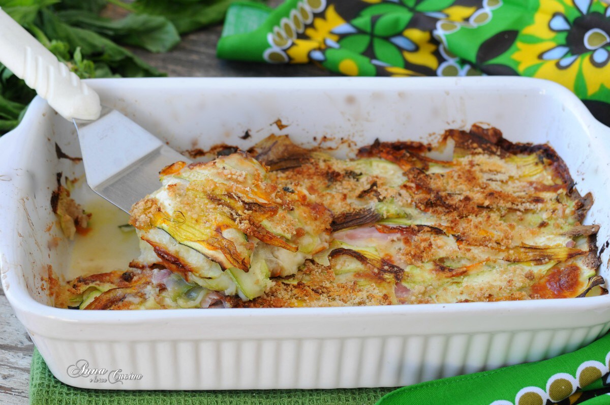 Weiße Parmigiana mit gemischten Blumen und Zucchini