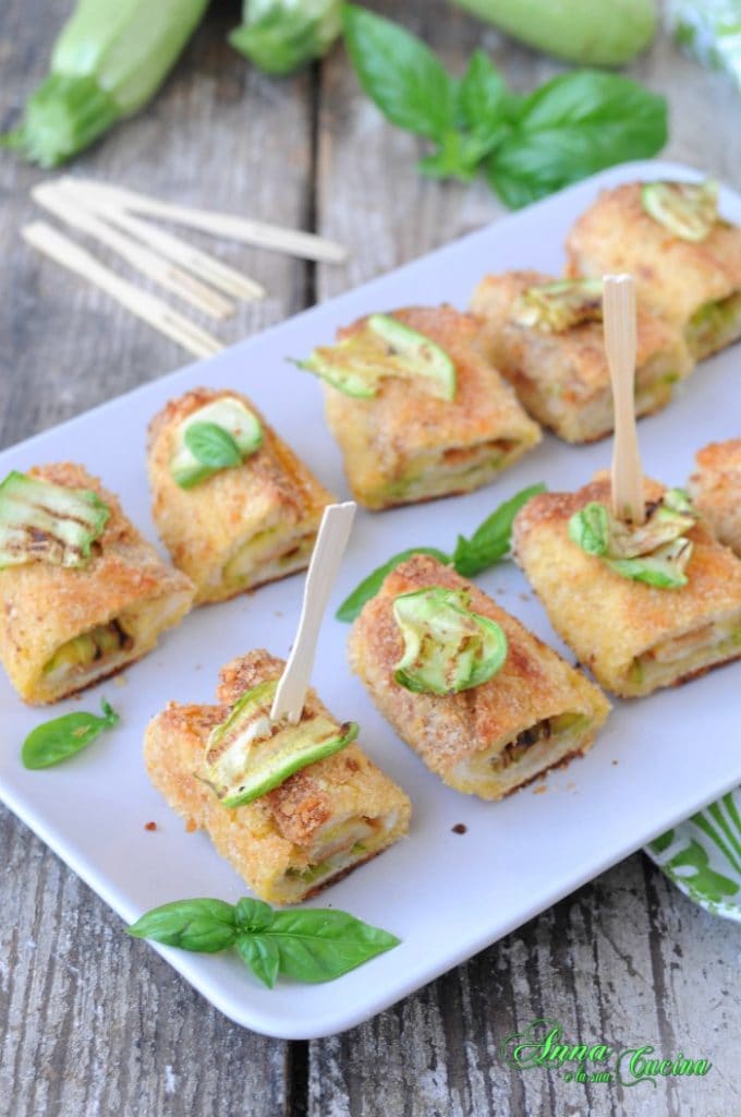 Gerolltes Toastbrot mit Zucchini und Käse