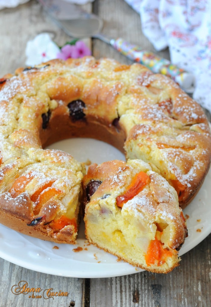 Weicher Gugelhupf mit frischem Obst
