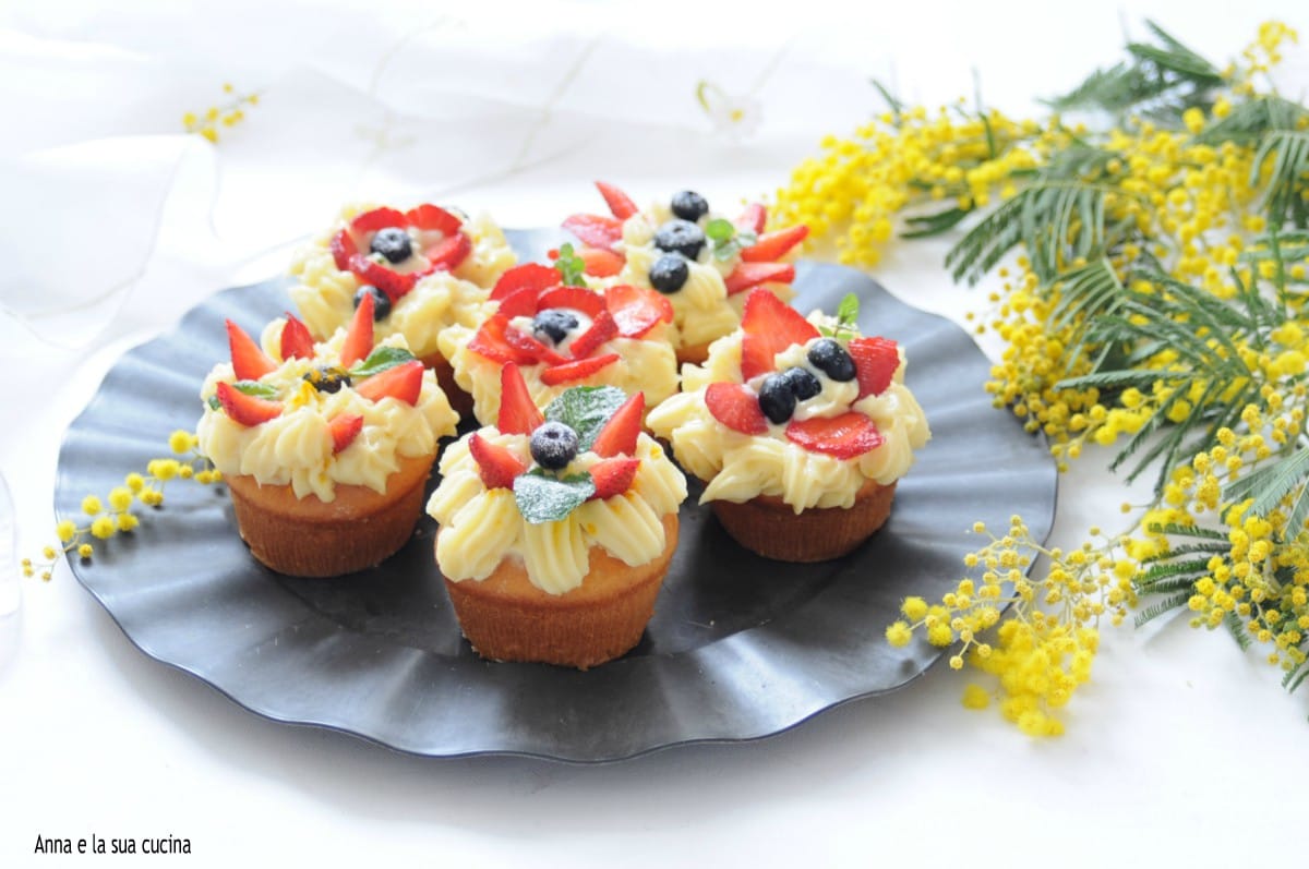 Muffins mit Zitronencreme und Früchten