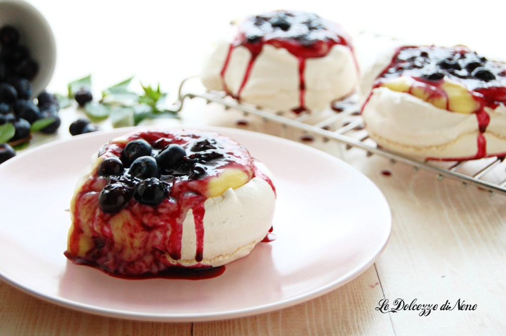 MINI PAVLOVA MIT CREME UND HEIDELBEEREN