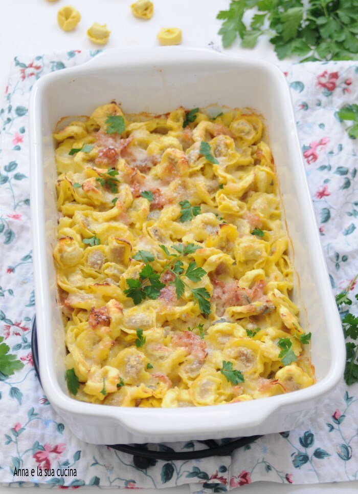 Überbackene Tortellini mit Schinken und Käse