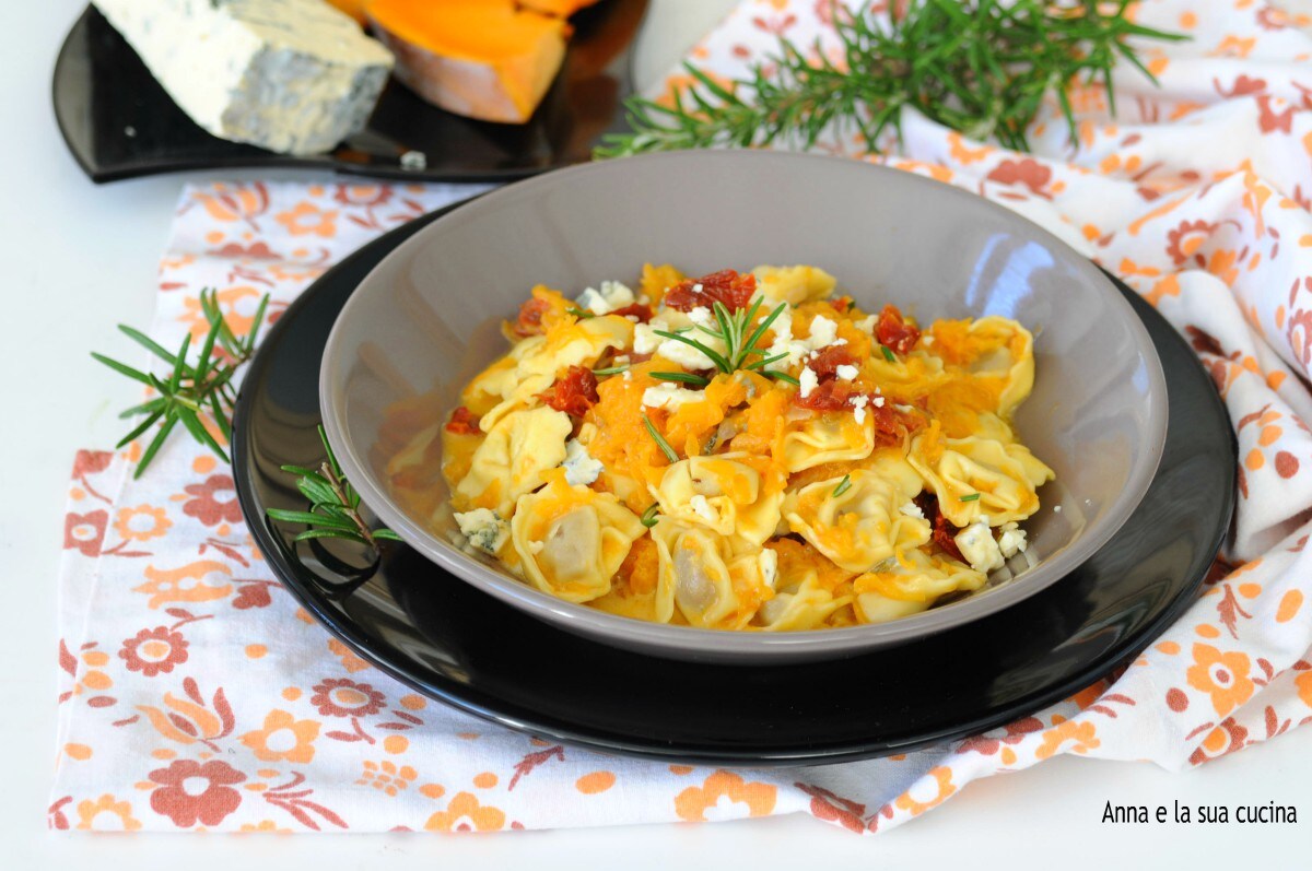 Tortellini mit Kürbis, Gorgonzola und getrockneten Tomaten