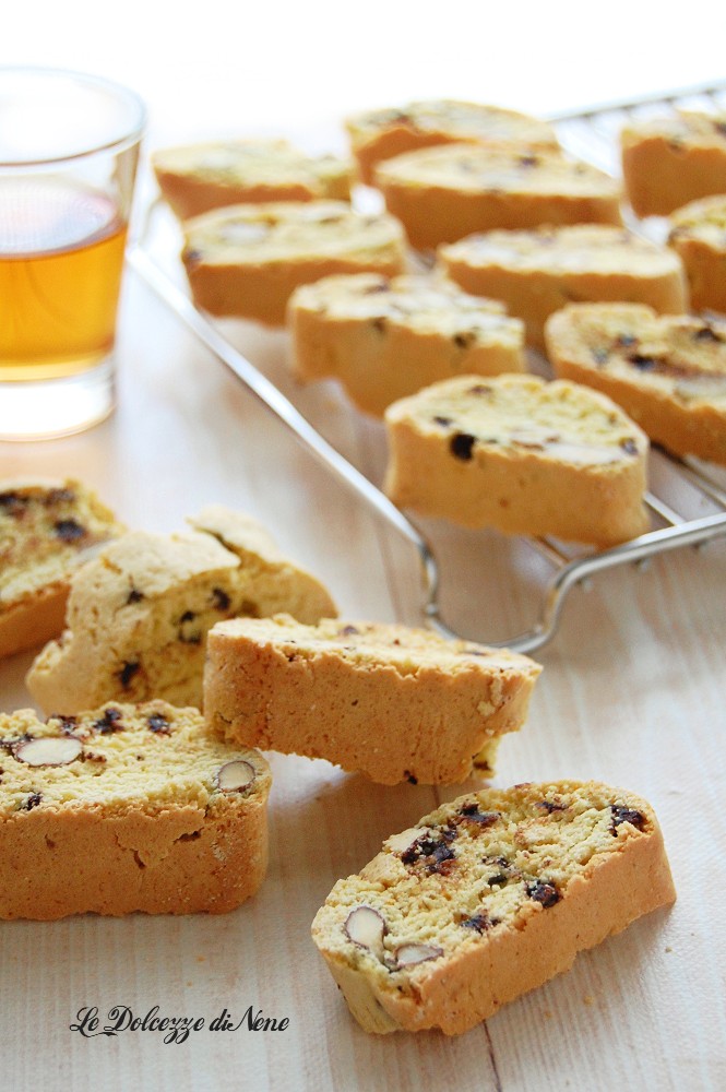 Weiche Cantucci mit Mandeln und Schokolade