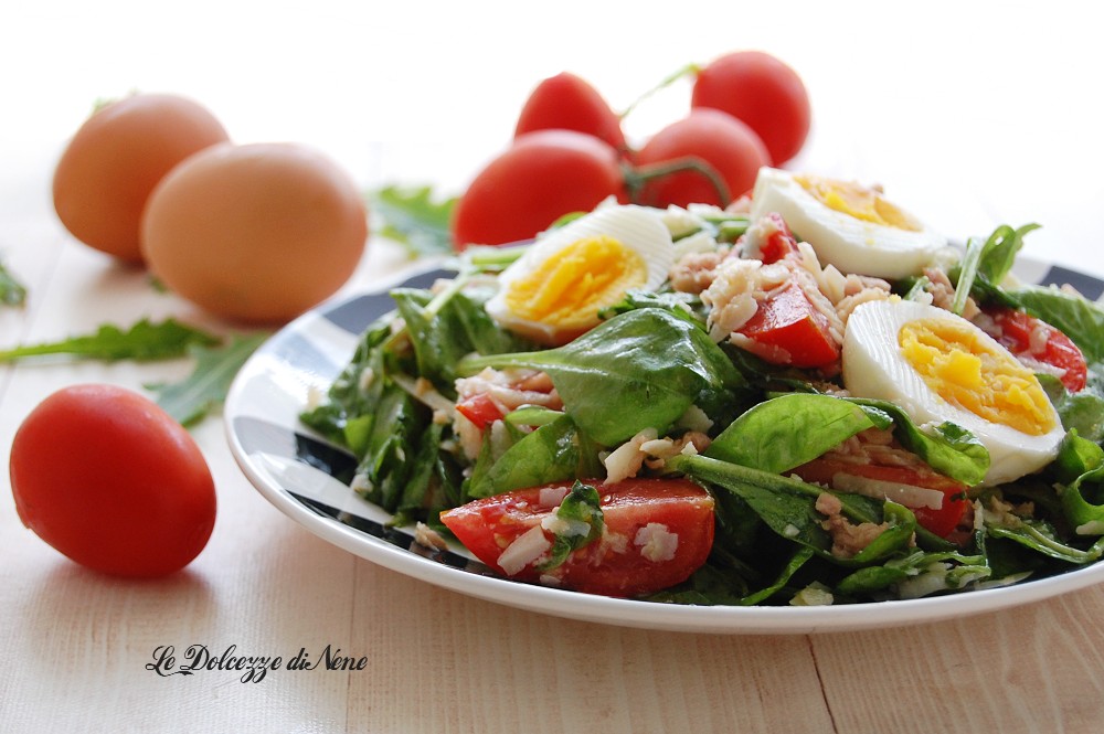 SPINATSALAT MIT THUNFISCH UND EIERN